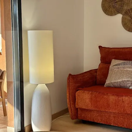 Apartamento T3 Moderne, Piscine, Parking, Vue Golf, Commerces à Proximité